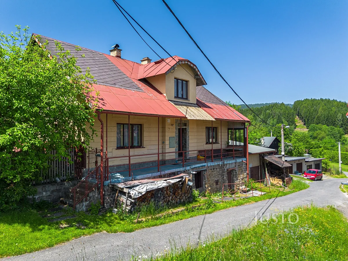 Prodej rodinného domu 203 m², pozemek 1142 m²